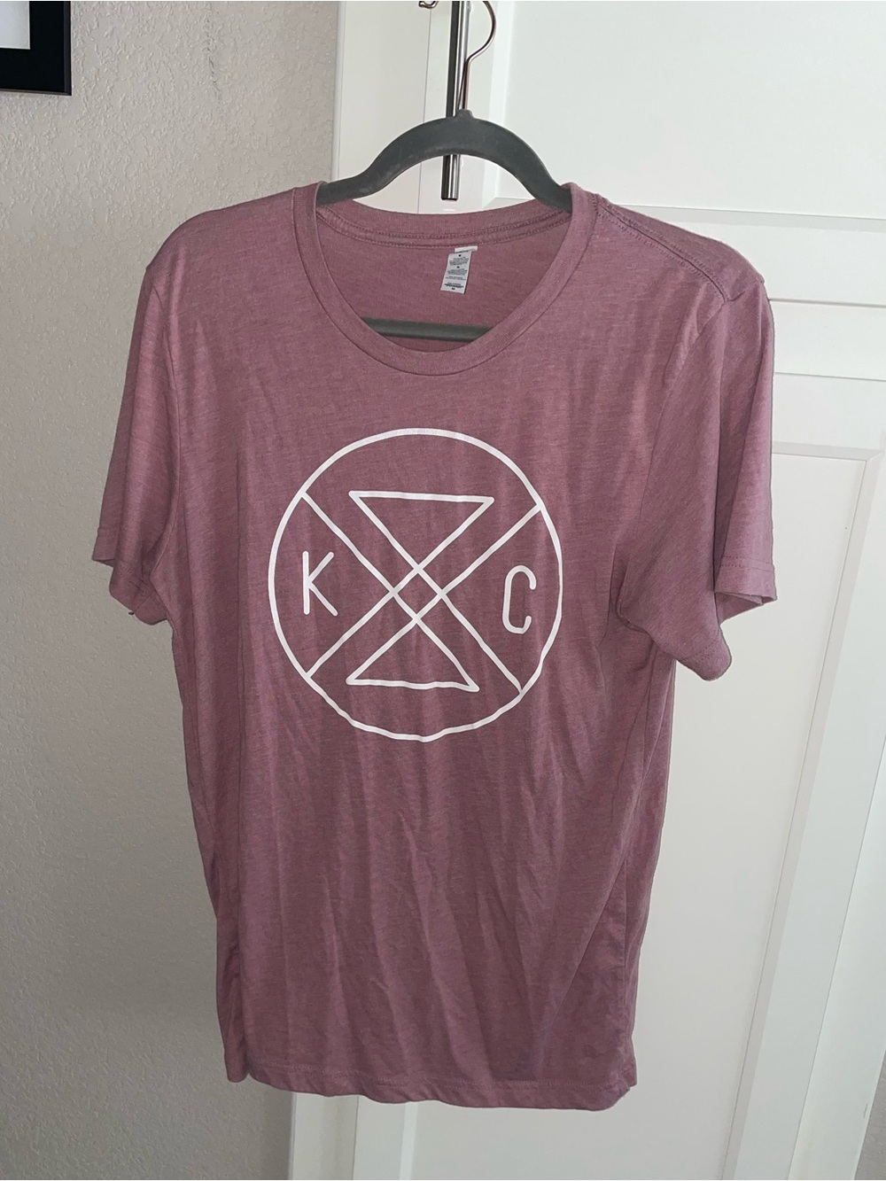 Kansas City KC Graphic Crewneck T-Shirt in Dusty Mauve